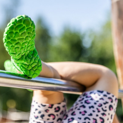 Dětské ponožkoboty zelené - s pruhy